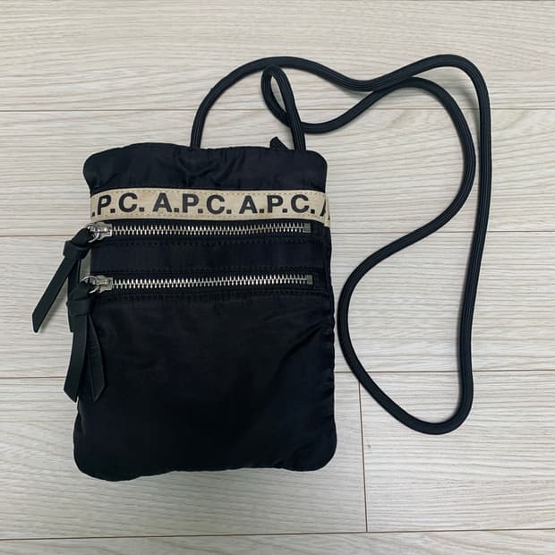 아페쎄 리핏 넥 파우치 블랙