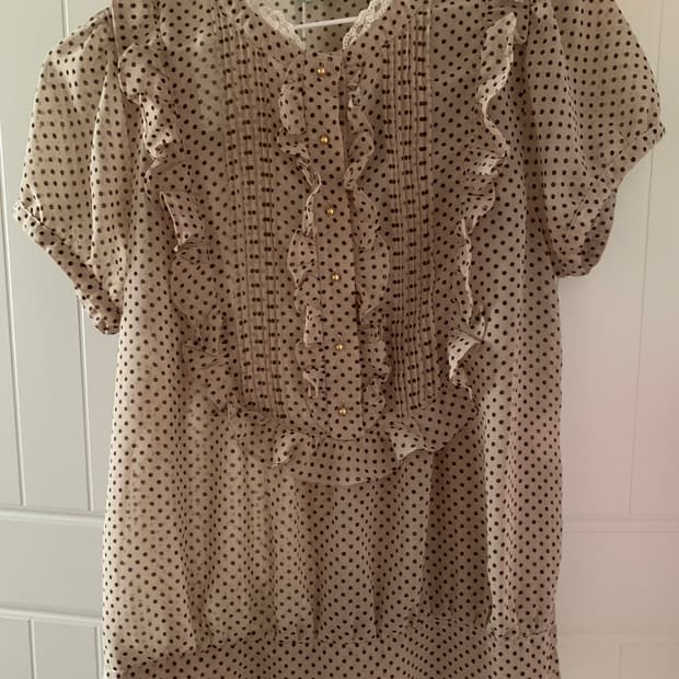 베이지 반팔 도트 블라우스