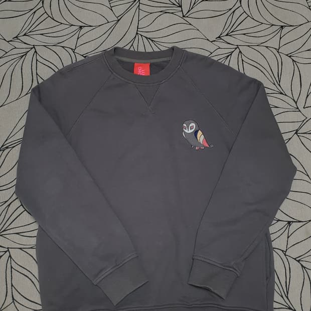 럭키슈에뜨 부엉이 자수 세미오버핏 스웻셔츠 초코 그레이 M