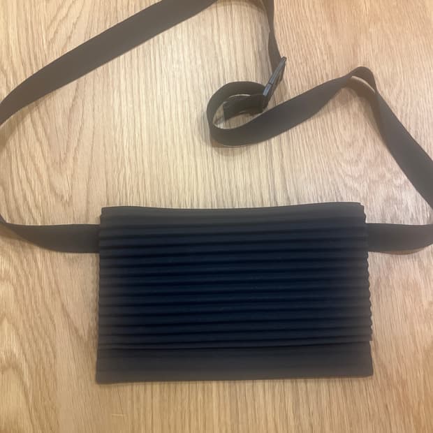 옴므플리쎄 블랙 크로스