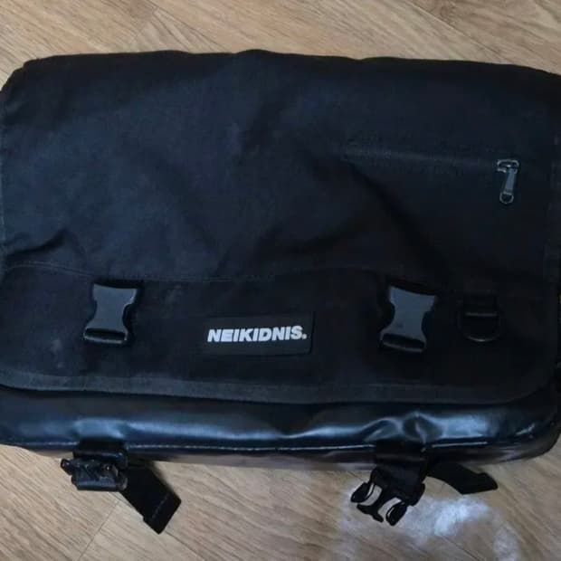 네이키드니스 검정색 메신저백