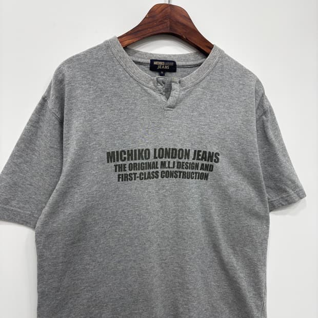 Michiko London Jeans 반팔 티셔츠