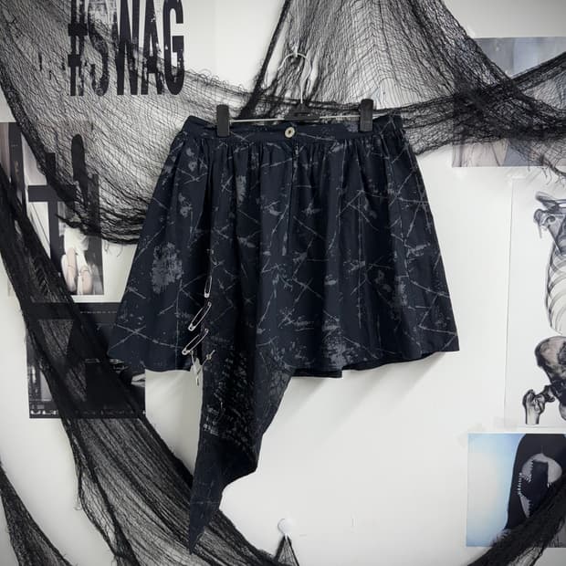 Body line pin detailed flare skirt