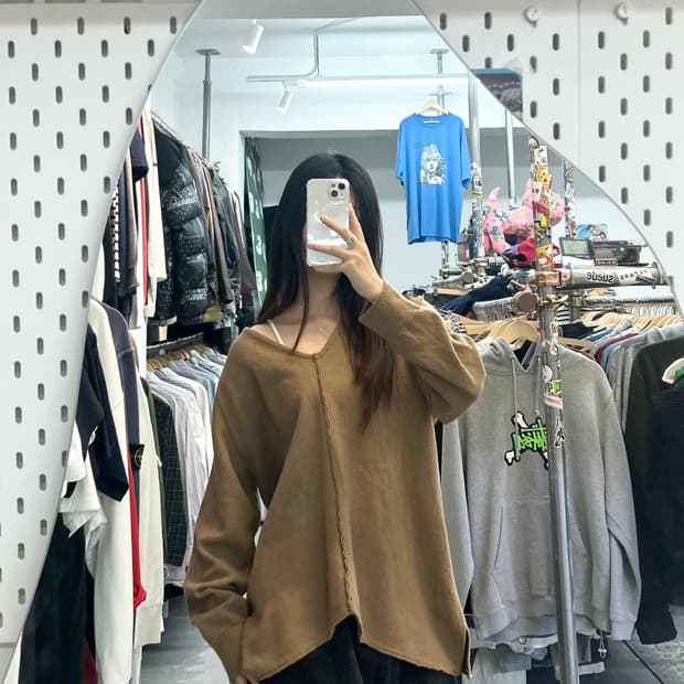 캐피탈 스웨터 브이넥 니트