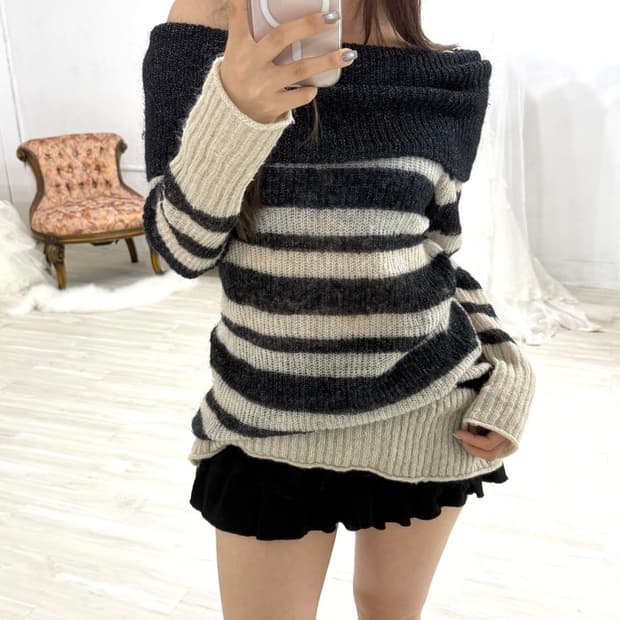 오프숄더 스트라이프 모헤어 니트