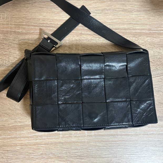 보테가베네타 카세트백 삼각 버클