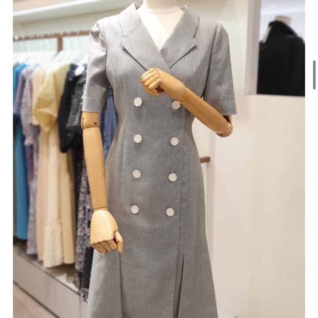 라인 더블버튼 브이넥 카라원피스