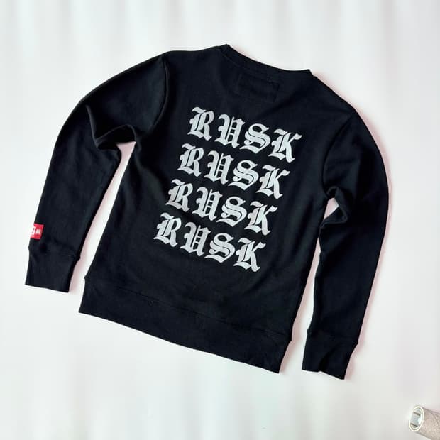 RUSK 고딕 그래픽 블랙 롱 슬리브 스웨트셔츠