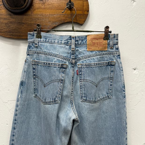 28.5) Levi’s 550 Relaxed Fit Tapered Leg