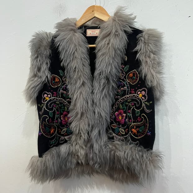 JPN 양털 울 자수 베스트 조끼 