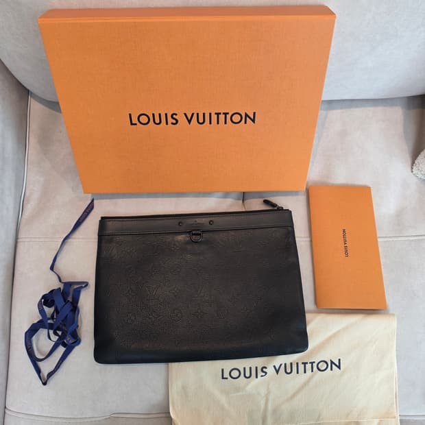 루이비통 모노그램 섀도우 레더 포쉐트 클러치 블랙