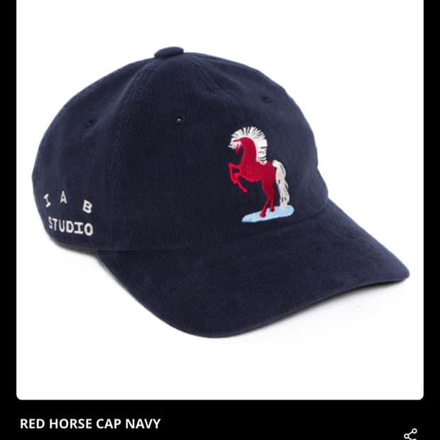 아이앱 스튜디오 레드 홀스 캡 네이비 팝니다.