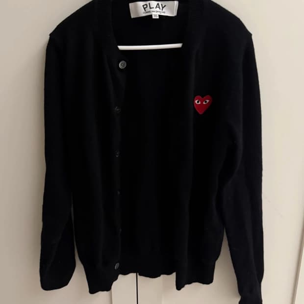 꼼데가르송 레드와펜 라운드넥 여성 가디건 정품