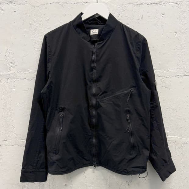 CP컴퍼니 고글 렌즈 로고 라이트 자켓 50