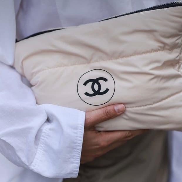 샤넬뷰티 패딩 클러치 