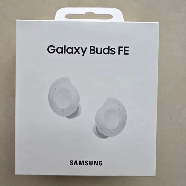 삼성 갤럭시 버즈 FE 화이트입니다.

