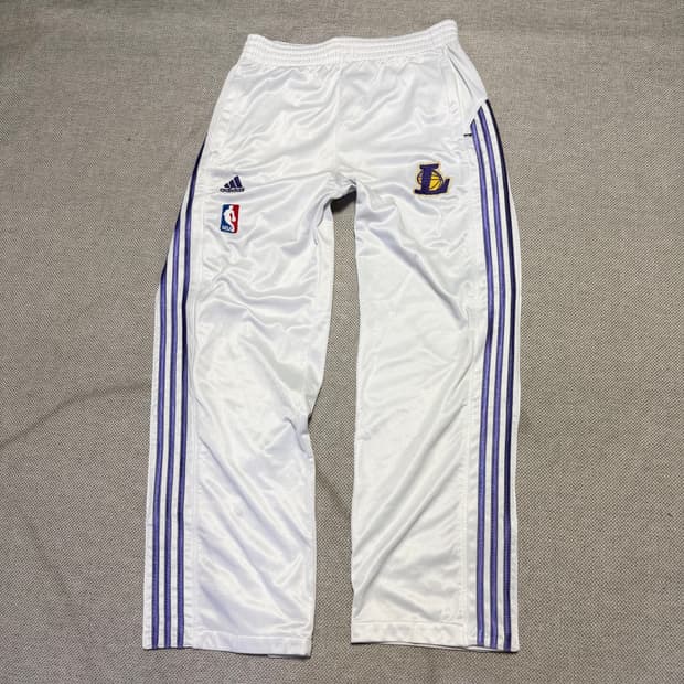 아디다스 x NBA LA레이커스 사이드 풀 버튼 트레이닝 팬츠
