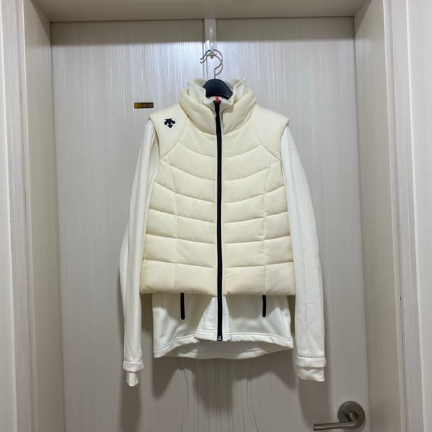 데상트 화이트 러닝 패딩 집업 36