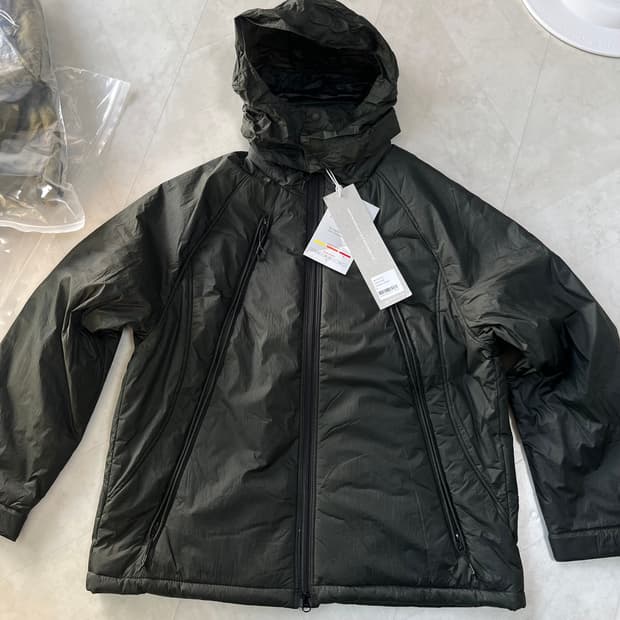 새상품)언어펙티드 패디드 오블리크 집 점퍼 크랙그린