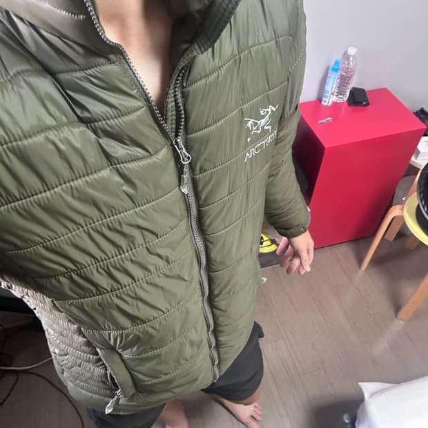 아크테릭스 경량 패딩 카키