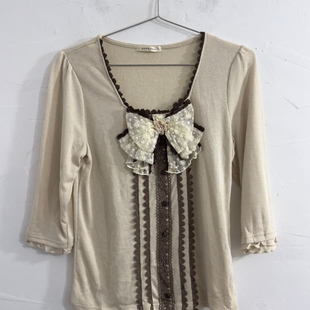 axes femme ribbon design top