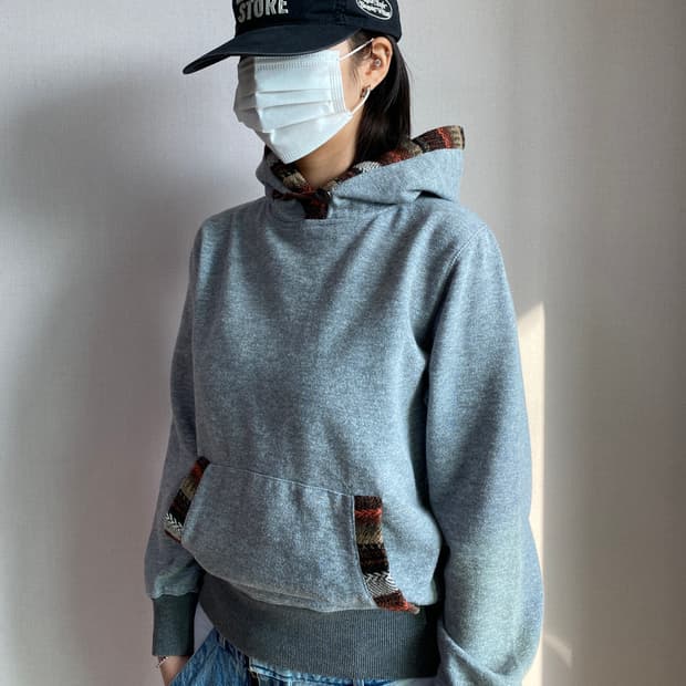 에스닉 포인트 배색 후드 티셔츠