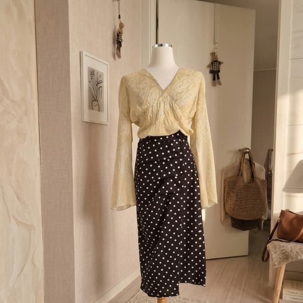 [에잇세컨즈] 브라운 도트 셔링 롱 스커트 (S사이즈)