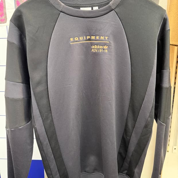 아디다스 이큅먼트 자수로고 블랙 맨투맨