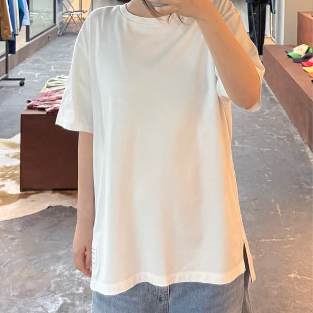 톰브라운 화이트 삼선 하단 트임 디테일 티셔츠 H3261