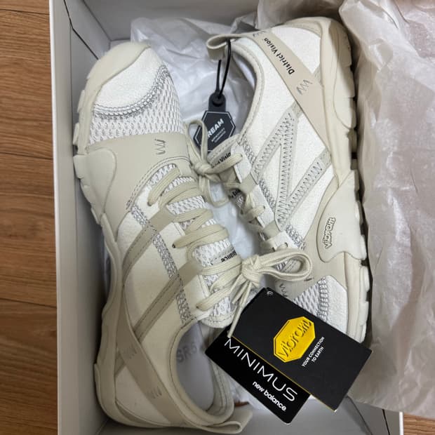 뉴발란스 x 디스트릭트 비전 MT10O 클라우드댄서 260 새제품