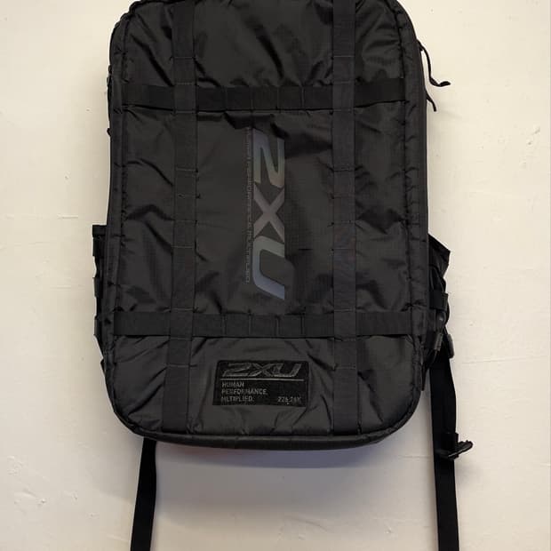 2XU 퍼포먼스 스퀘어 블랙 백팩