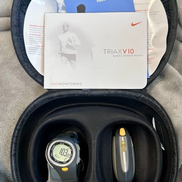 나이키 트라이액스 V10 시계