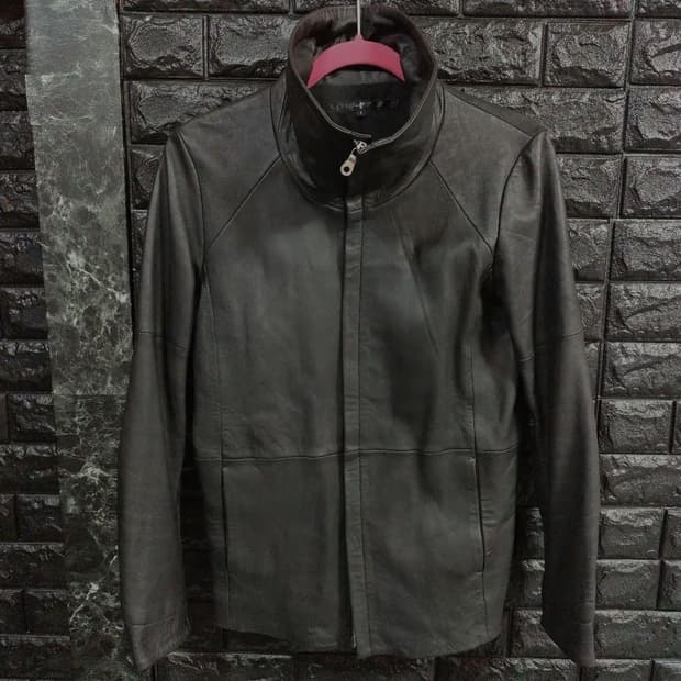 No id. 블랙 레더 자켓
