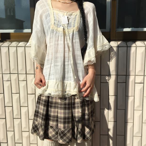 Lace trimming blouse