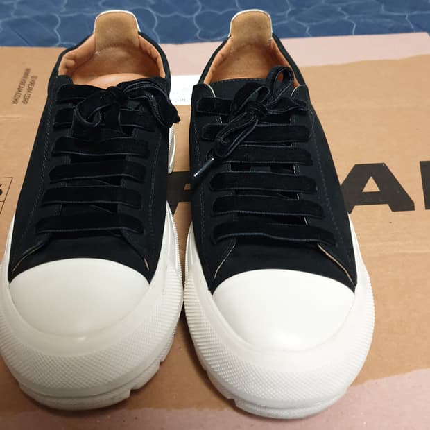 베라왕 고트누벅 슈퍼라이트 키높이 스니커즈 블랙 (240)