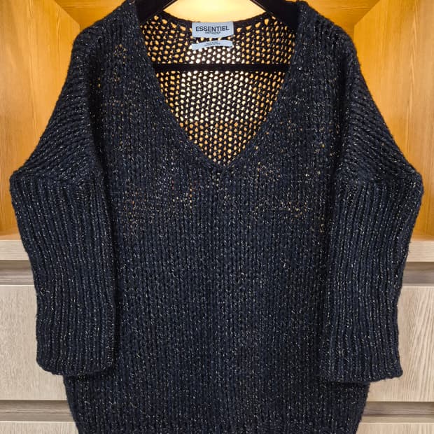 ESSENTIEL ANTWERP 블랙&골드메탈릭 오버핏 V-neck니트 