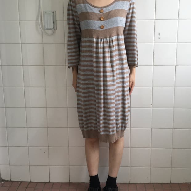 Button stripe pattern point knit onepiec