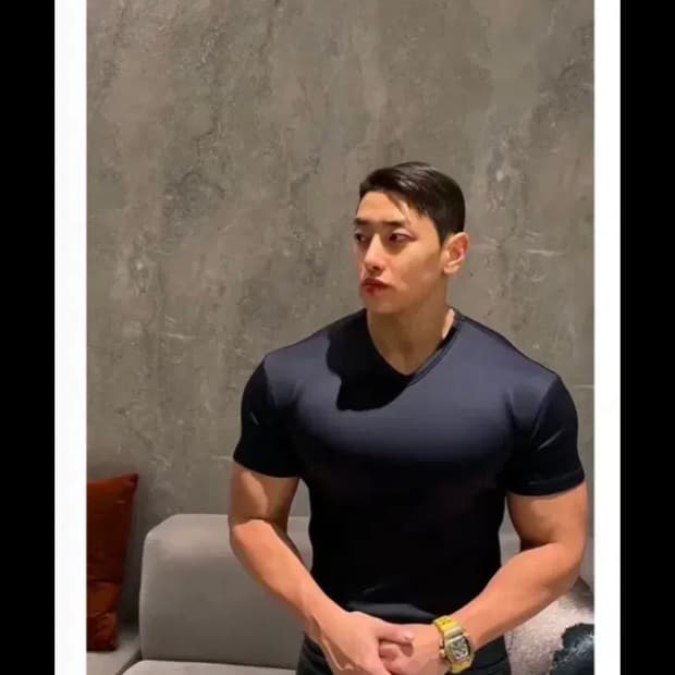 새상품 라피나토에뚜알 머슬핏 라운드넥 티셔츠