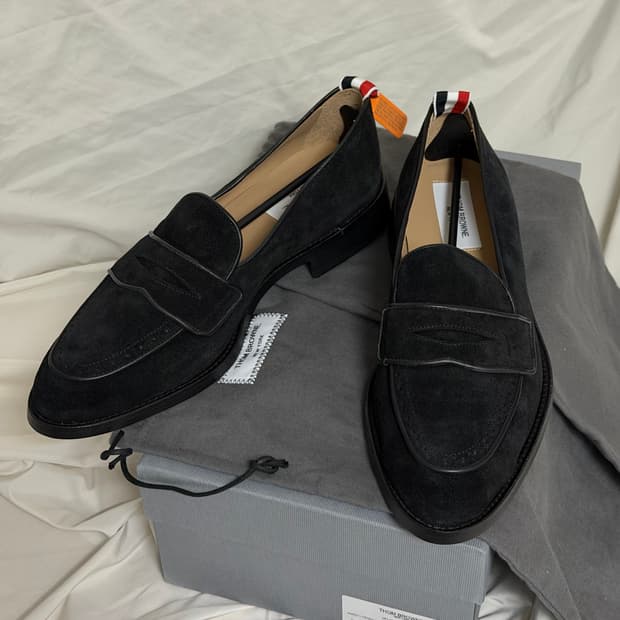 톰브라운 바시티 페니 로퍼 스웨이드 블랙