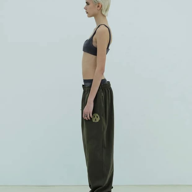 YEEL LEEY RUBBER LOGO JOGGER PANTS KHAKI