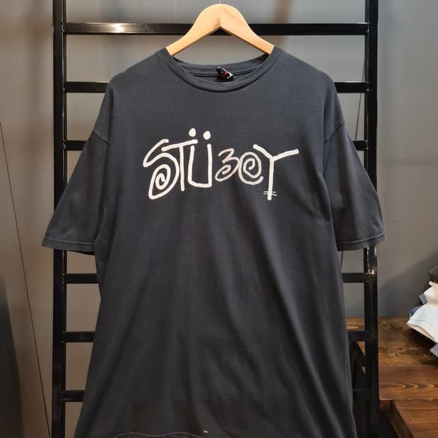 [L] 스투시 STUSSY 90s 그래피티 로고 반팔티 블랙 8.9