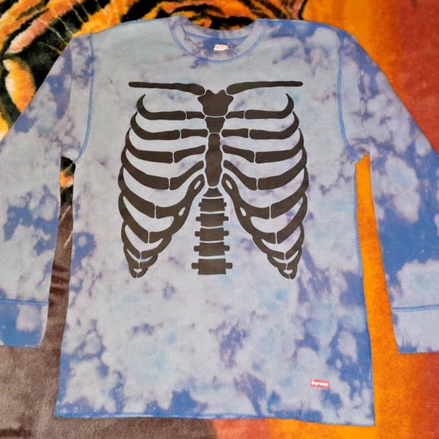 슈프림 헤인즈 본즈 써멀 크루 타이 다이 롱슬리브 티셔츠