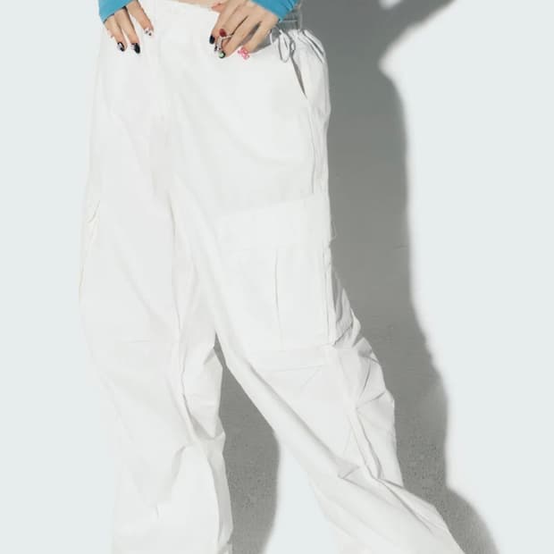 [새상품] 에즈이프 캘리 파라슈트 카고 팬츠 화이트 르세라핌