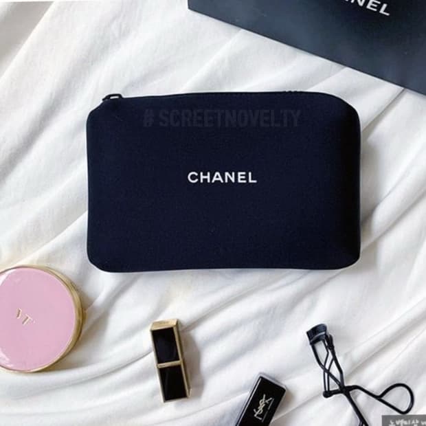   샤넬뷰티 스퀘어 메이크업 파우치  블랙 네오프렌 파우치 ​ 