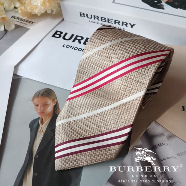 버버리 실크 골드 스트라이프 넥타이 8.8cm A등급 A19800