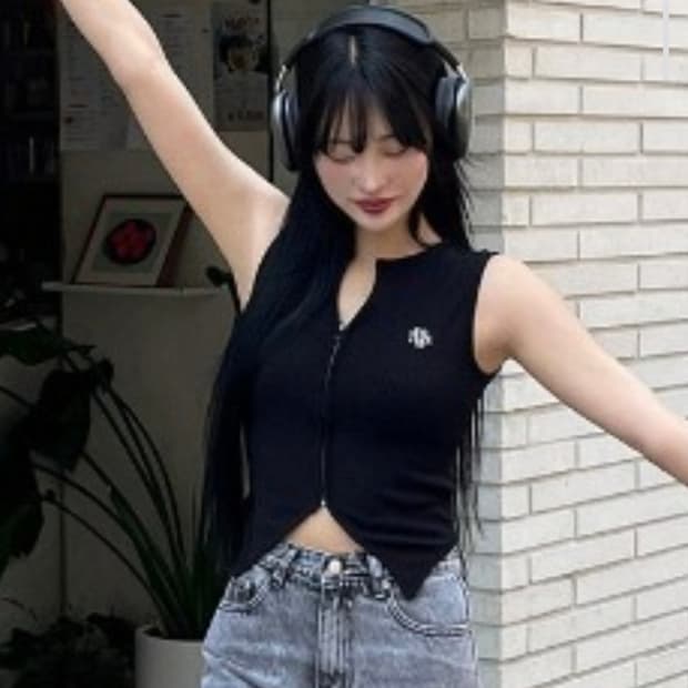 무아무아(MUAHMUAH) 로고스티치 집업 베스트탑 55