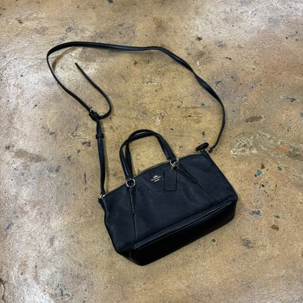 코치 블랙 가죽 크로스백 