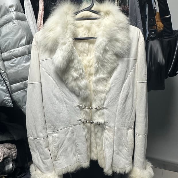 페어리 화이트 아이보리 무스탕 래빗퍼자켓