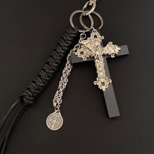고딕 블랙 크로스 롱 태슬 키링