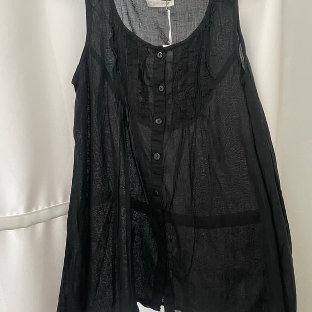 블랙 쉬폰 버튼 셔링 슬리브리스 탑